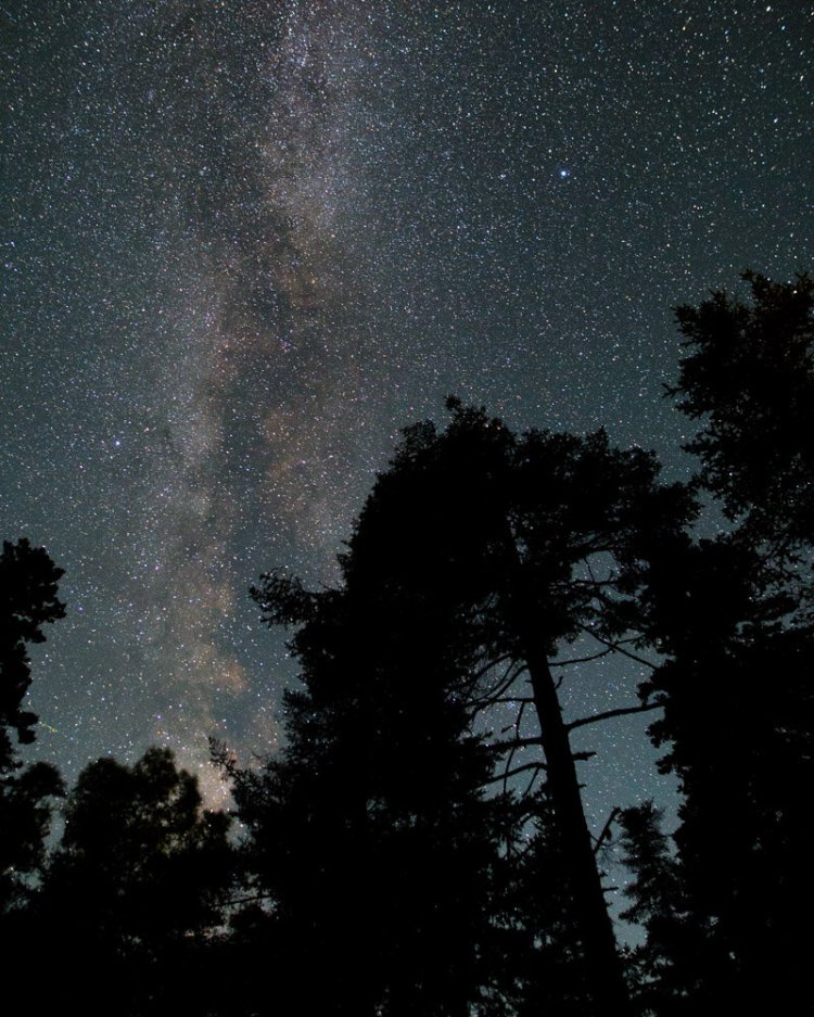 ISO 3200 | f/2.2 | 20s | 24mm